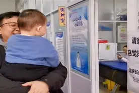 孩子打针如同上“战场”，扒着墙壁不肯放手，把医生都萌化了图片