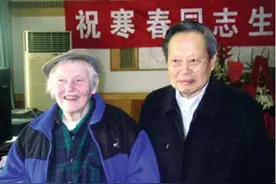 首张绿卡获得者寒春：27岁前在美造核弹，27岁后却甘愿为中国养牛图片