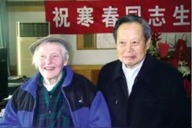 首张绿卡获得者寒春：27岁前在美造核弹，27岁后却甘愿为中国养牛图片