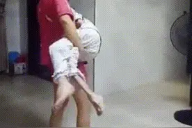 40岁女儿抱着老母亲哄睡，就像小时候妈妈抱着她一样，令人泪目图片