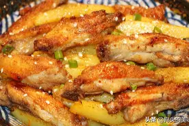 8个鸡翅一个大土豆，这种做法最香，香嫩入味，比烧烤还好吃图片