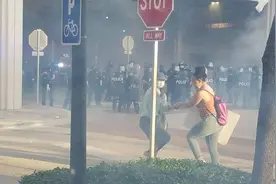 美警察用橡皮子弹射击抗议者大笑飙脏话庆祝 称没有开录像 有抗议者眼眶破裂图片