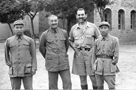 "独臂将军"贺炳炎偶遇毛主席，想用左手敬礼，毛主席：将军免礼图片