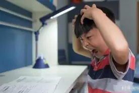 “最耿直小学生”暑假作业火了，一千个口是啥字？网友：太实在了图片