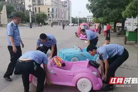 嚣张！湘西女子开玩具汽车上路闯红灯， “副驾驶”上还坐着孩子（视频）图片