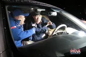 小狍子受惊吓滑倒受伤，多方联手救助！视频直击图片