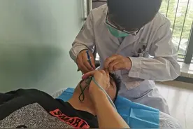 深圳一男子玩手机右眼突然失明？竟是“眼球中风”了图片