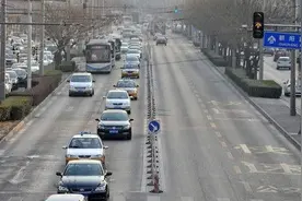 “闯黄灯”失败后红灯亮了，继续走还是停在原地？弄错直接扣6分图片