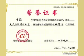 四平年过五旬的孝子每天抱着患病母亲楼下纳凉的视频在网上热传，感动了全国网友图片