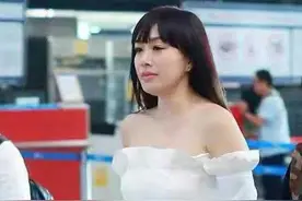 钟丽缇减肥成功又剪了新刘海，穿一字肩上衣配喇叭裤，美出新高度图片