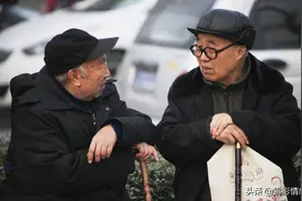 “人老了，子女不给老人养老怎么办？”3位老人说的方法，很聪明图片