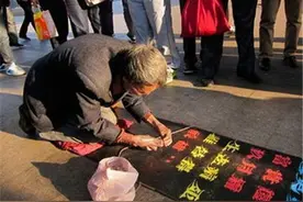 烧伤乞丐自创彩虹字体，被方正字库收录后，获得字体50年营收奖励图片
