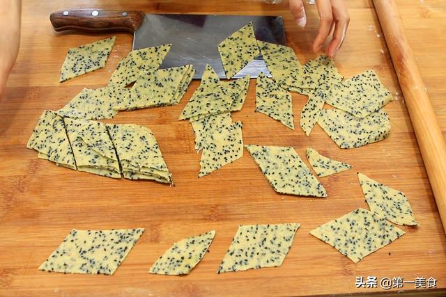 一碗面粉俩鸡蛋，教你做河南特色炸麻叶子，香酥可口、一咬直掉渣