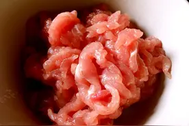 炒肉时，直接加淀粉腌制是大错！做好关键3步，香软嫩滑，还入味图片