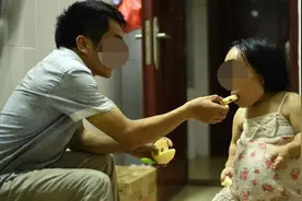 “侏儒妈妈”不顾反对拼命生子，孩子出生后，丈夫头也不回地离开图片