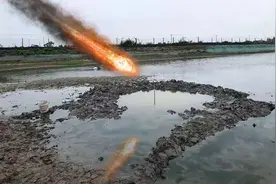 一声巨响坠入鱼塘，挖地三尺难觅踪影，天降“黑球”究竟是啥？图片