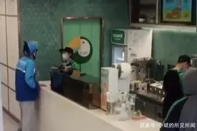 山东一男生为买礼物去送外卖，不料女友也在打工，被认出后太甜了图片