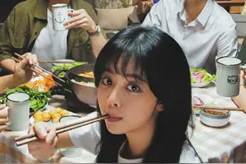 飞机延误，张新成偶遇谭松韵约一起吃饭，得知吃啥，暴露明星消费图片