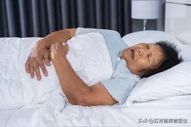 老人腹痛2天，以为是肠胃炎，用药却不好转，医生：来早点就好了图片