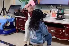 “最难弟弟走红”，伺候姐姐穿衣换鞋，网友：想做你姐姐图片