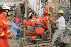 民工被困30米深基井，消防员艰难救援图片