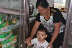 保姆接娃上学归来，回家察觉到异样带娃就跑，宝妈感动：涨工资图片