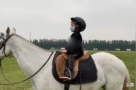章子怡晒女儿，5岁醒醒骑马场上奔跑，意外暴露贵族式富养真奢华图片