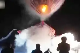 实拍缅甸烟花热气球高空爆炸：烟花如瀑布般砸向地面视频封面