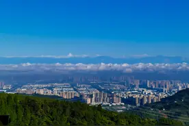 这就是杜甫当年看到的：窗含西岭千秋雪，门泊东吴万里船图片