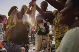 捐出去的旧衣服被卖到非洲，二手商贩一天赚16万元，零售两元一件图片