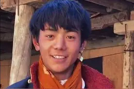 丁真连登热搜第一！被捧姿态很明显，一看生图：说他帅真的夸张了图片