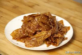 媳妇嘴馋想吃辣条，小伙在家秘制辣条，简单一拌，好吃的停不下来图片