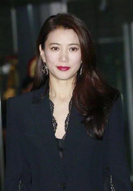 港风的高级感把可爱风秒成渣渣，18岁的袁咏仪造型成经典