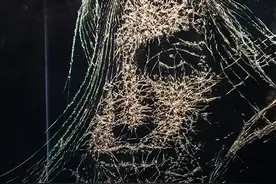 “锤神”用锤子敲出唯美人物肖像 by Simon图片