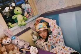 孟美岐晒迪士尼游玩照 趣味草帽搭卡通外衫甜美可爱图片