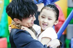 当年薛之谦抱在怀里的女孩长大了，9岁因腿太长，长裤穿成七分裤图片