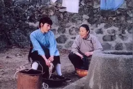 老舍《月牙儿》：母亲和月蓉，在沦为暗娼的道路上，二人互为推手图片