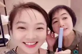 林妙可最新状态，小肚腩致拉链拉不上，仍让60岁妈妈给她打扮图片