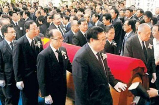 香港“最穷”的金融大亨，“最富”的红色企业家