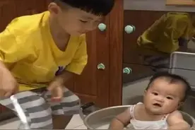 熊孩子趁父母外出，把妹妹放到锅里加水“炖”了，父母发现很崩溃图片