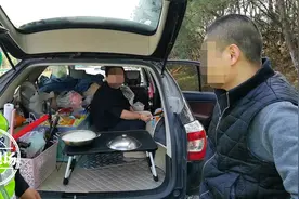 高速公路上的移动厨房？夫妻俩架了口锅，就生火做饭图片