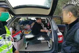高速公路上的移动厨房？夫妻俩架了口锅，就生火做饭图片