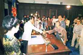 一个人在菲律宾到1974年的小野田宽郎，二战中最后一个投降的日军图片