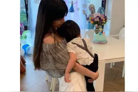 王力宏小儿子曝光，继承爸爸优质基因，不到2岁会拉小提琴图片