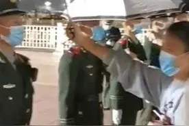 暖心！市民为天安门前冒雨执勤哨兵撑伞图片