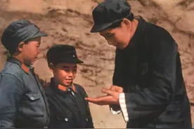 毛主席和两个小八路，聊天时被摄影师抓拍，聊天内容47年后才披露图片