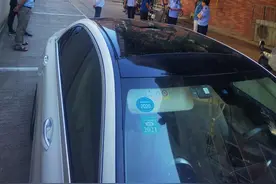 洛阳一高层小区墙体瓷砖掉落，砸中奔驰车，车主索赔，物业与开发商互相推诿图片