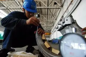 10年员工被开除，老板：公司不养闲人！次月老板高价请回老员工图片