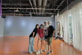 吉祥三宝小女孩恋爱了！发文官宣甜喊大宝贝，男方长相疑似曝光图片