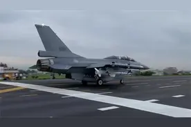 起飞一半变敞篷，台空军F-16战机座舱罩脱落，7分钟紧急迫降图片